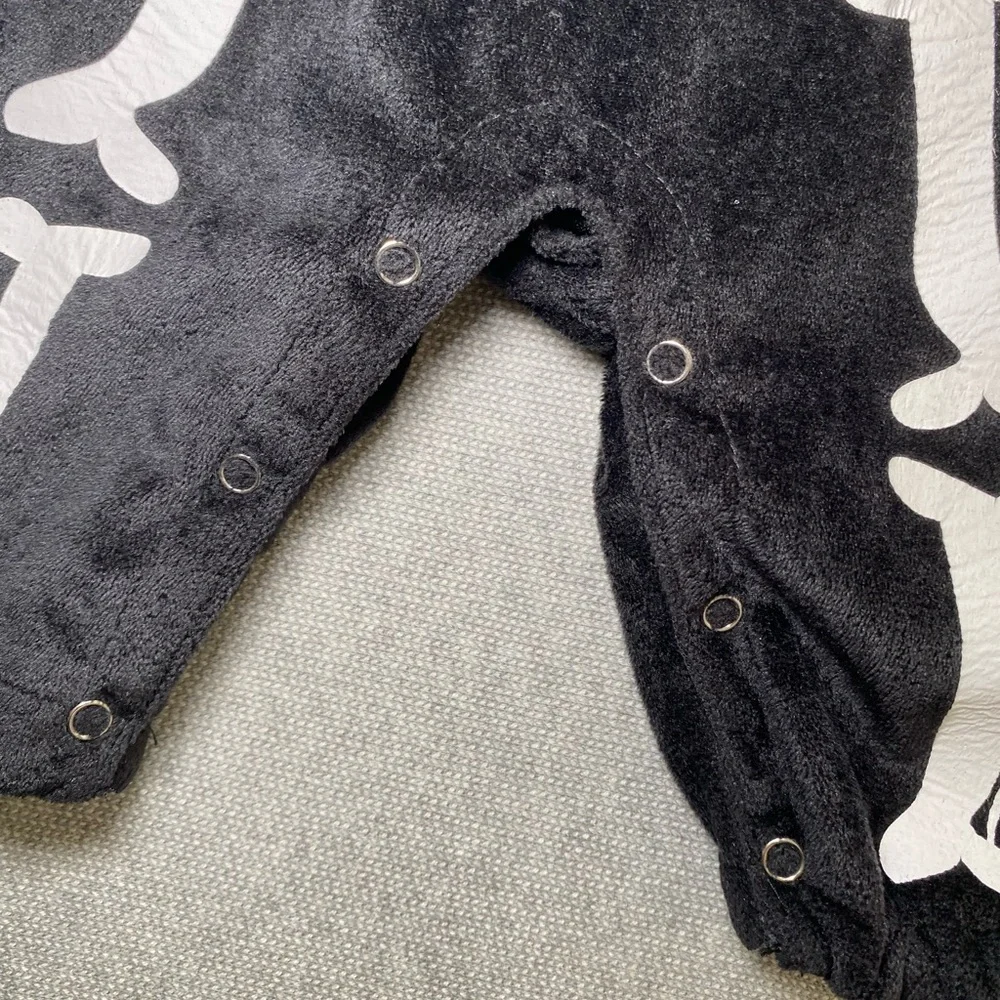 Pottery Barn Kids 1 Piece Skeleton Halloween Costume Unisex 6-12 months - Picture 3 of 7